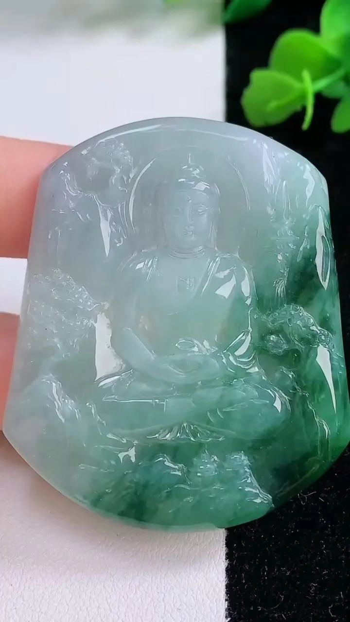 天然A货翡翠飘花大日如来吊坠，尺寸53.4-44.6-5.6，重量:31.14g
12月8日