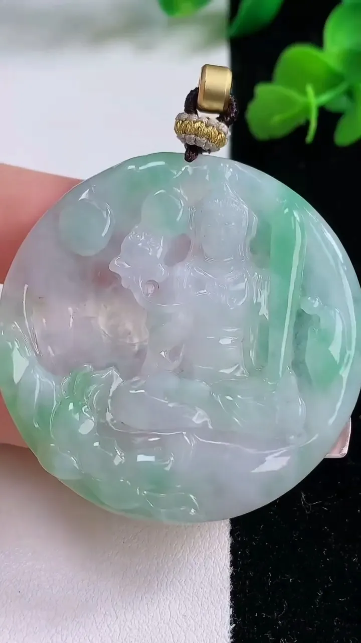 天然A货翡翠虚空藏菩萨吊坠，尺寸46.8-5.2，重量:20.88g
12月8日