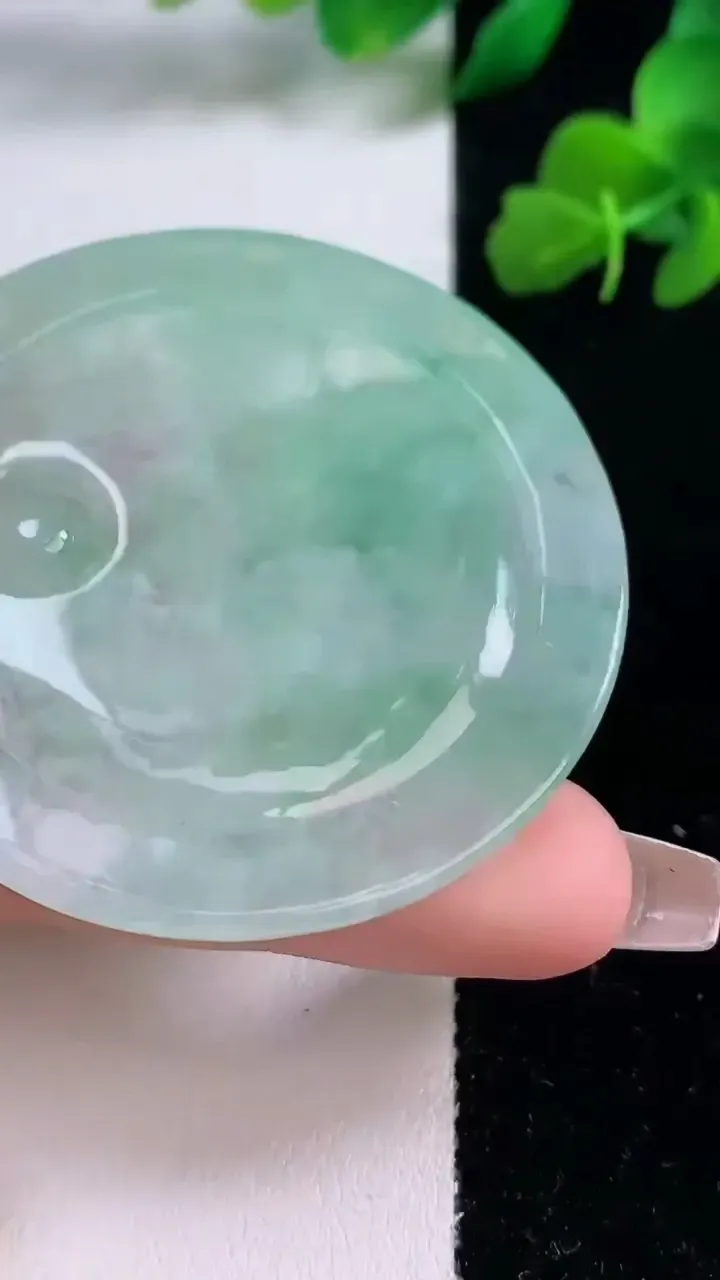 天然A货翡翠龙牌吊坠，尺寸53.7-5.2，重量:30.10g
12月8日