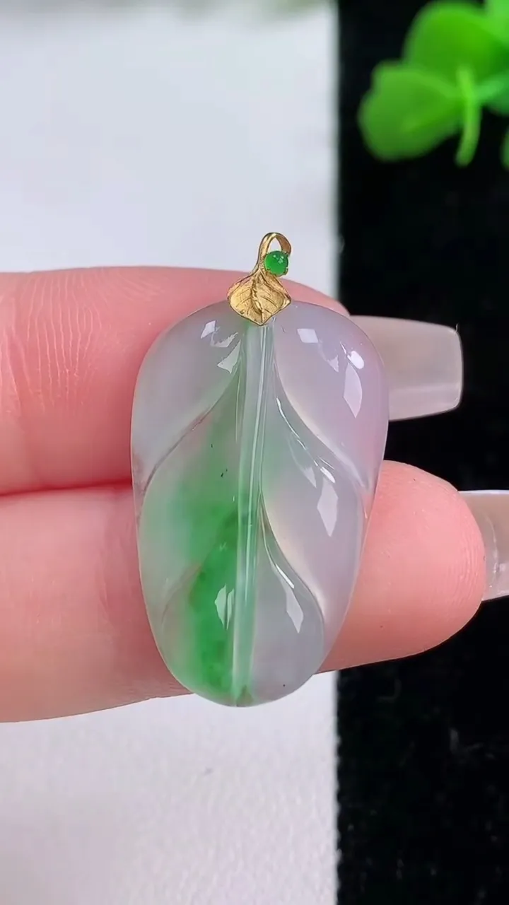 天然A货翡翠金枝玉叶 叶子吊坠，尺寸29-16.5-3.6，重量:3.07g
12月8日