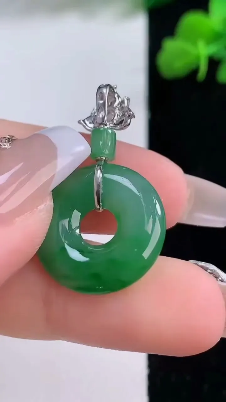 天然A货翡翠平安环吊坠，尺寸18.5-3.4，重量:3.44g
12月8日