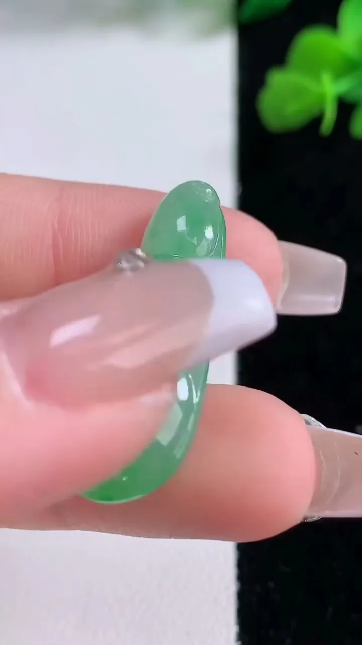 天然A货翡翠福豆吊坠，尺寸31.4-13.6-5.3，重量:4.00g
12月8日