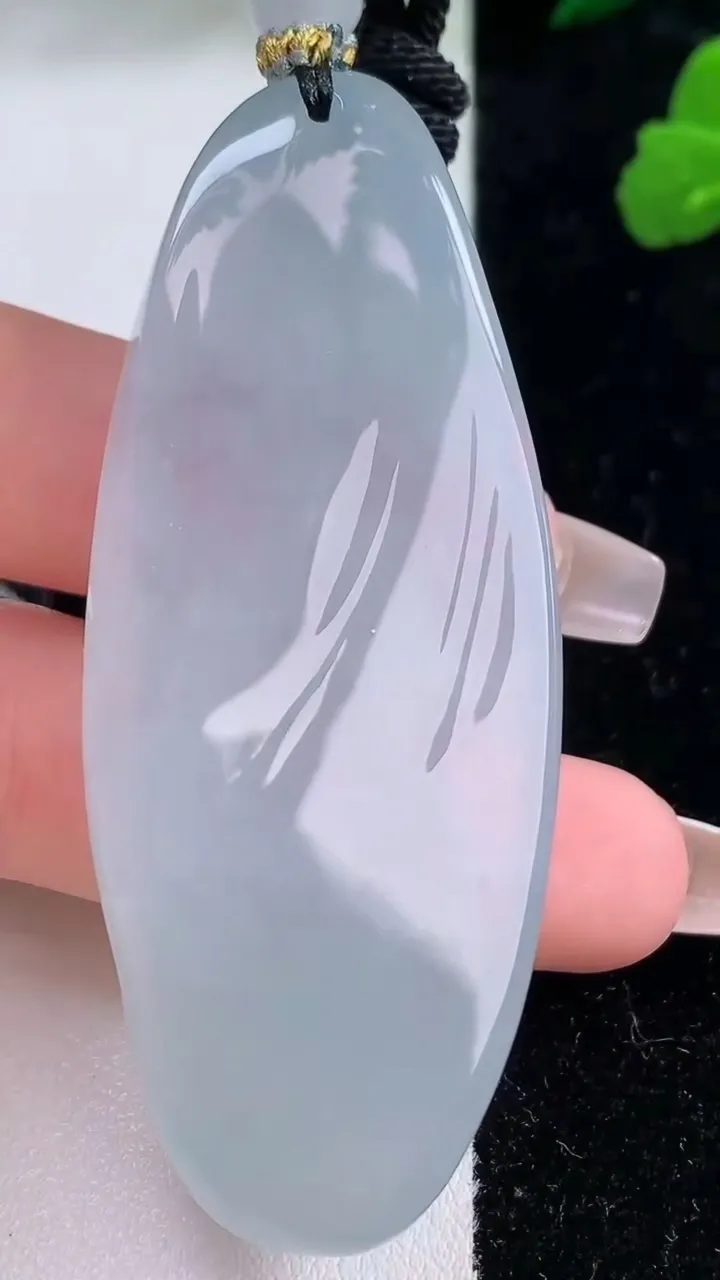 天然A货翡翠种白冰观音菩萨吊坠，尺寸66.2-27-10.8，重量:43.69g
12月8日