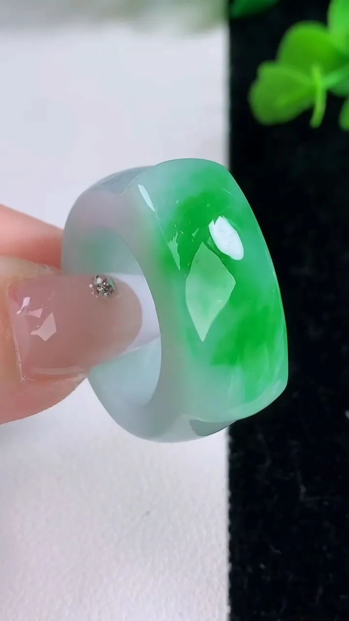 天然A货翡翠马鞍戒指 扳指，尺寸19.3-26-11.3-6，重量:15.14g2025年12月8日
工厂直销收藏佳品,种好水足，色泽均匀，有种有色，上手高大气！