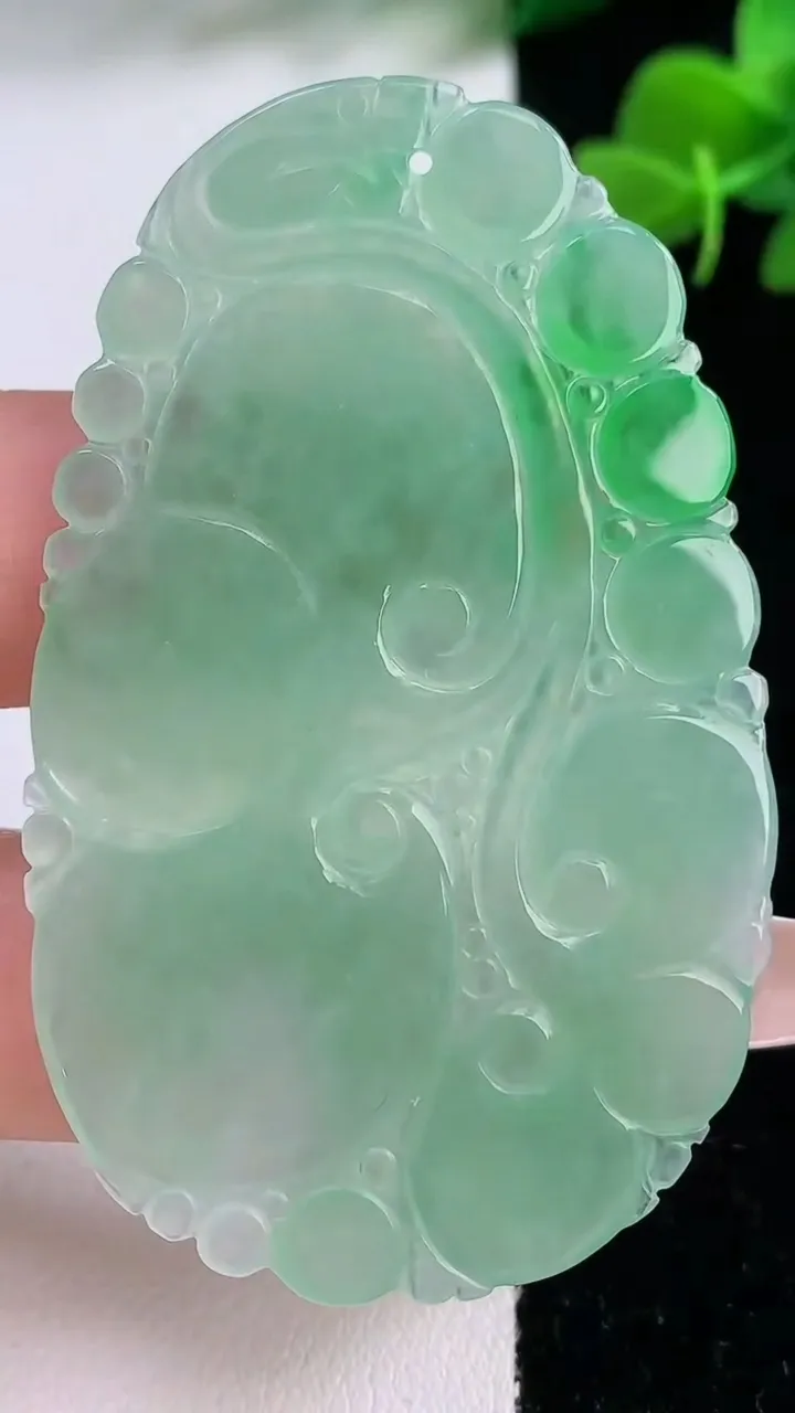 天然A货翡翠如意吊坠，尺寸58.7-36.3-3，重量:13.28g
12月8日