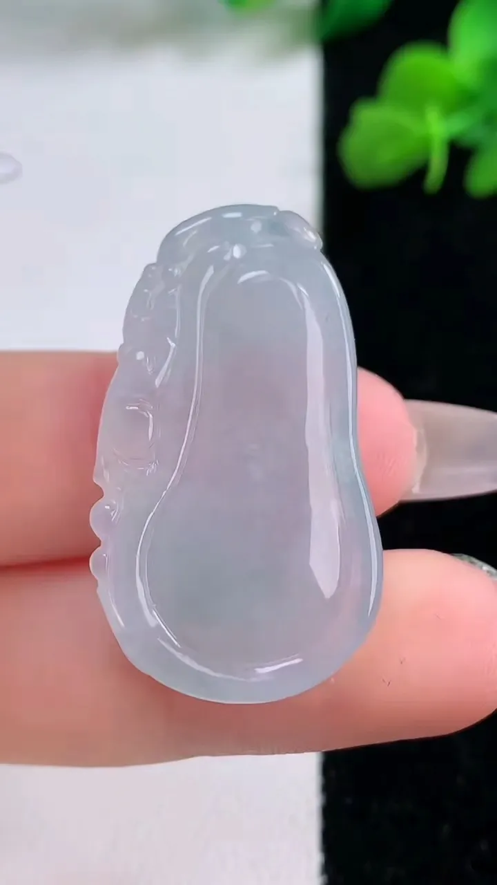 天然A货翡翠福瓜吊坠，尺寸33.7-19.8-5.3，重量:6.84g
12月8日