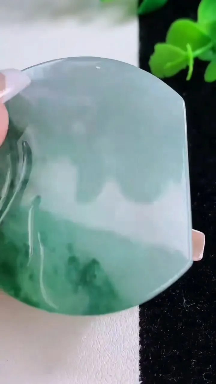 天然A货翡翠飘花大日如来吊坠，尺寸53.4-44.6-5.6，重量:31.14g
12月8日