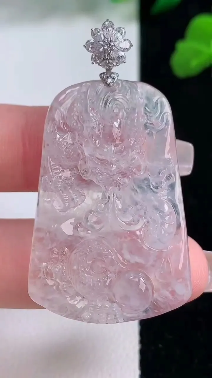 天然A货翡翠种白冰龙牌吊坠，尺寸40.8-27-5，重量:11.56g
12月8日