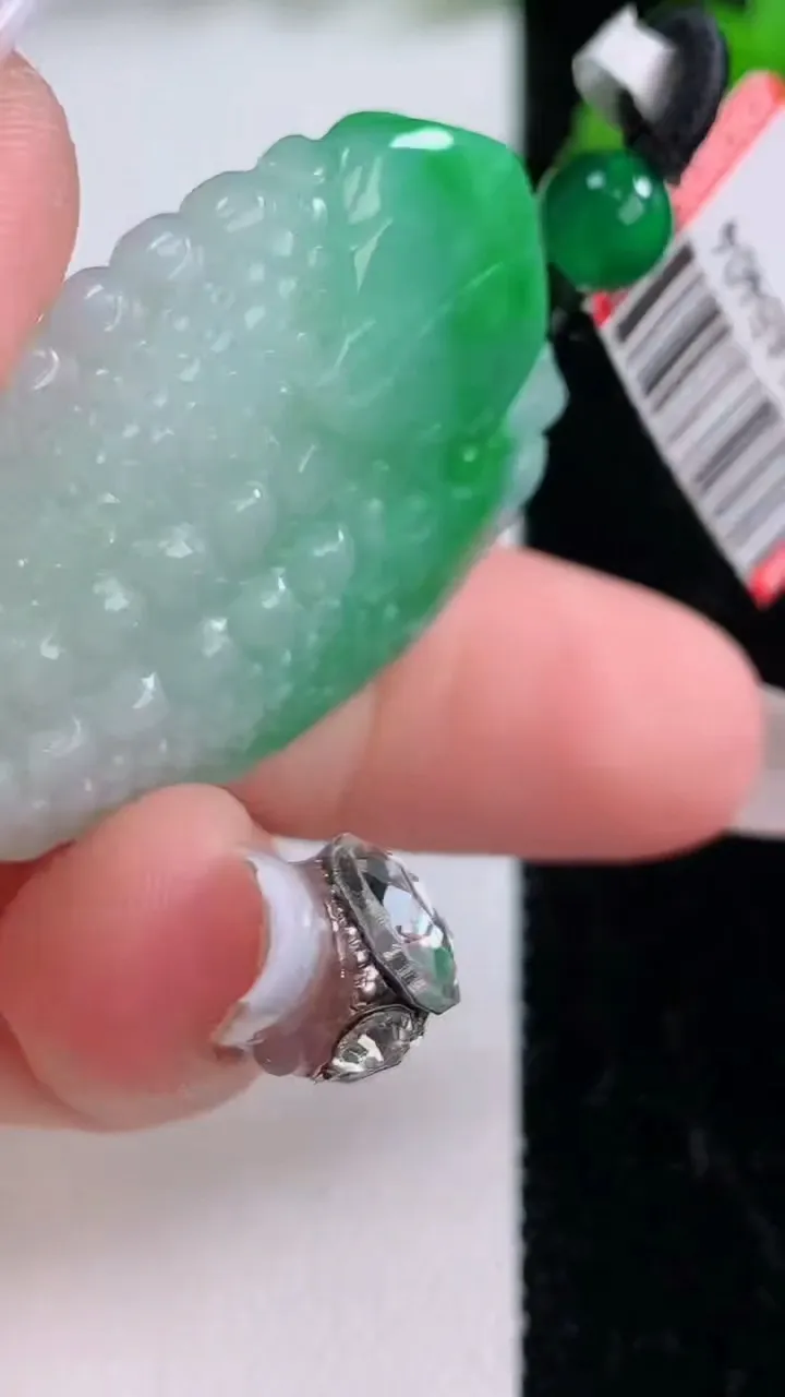 天然A货翡翠苦尽甘来 苦瓜吊坠，尺寸38.3-25.8-10，重量:17.48g
12月8日