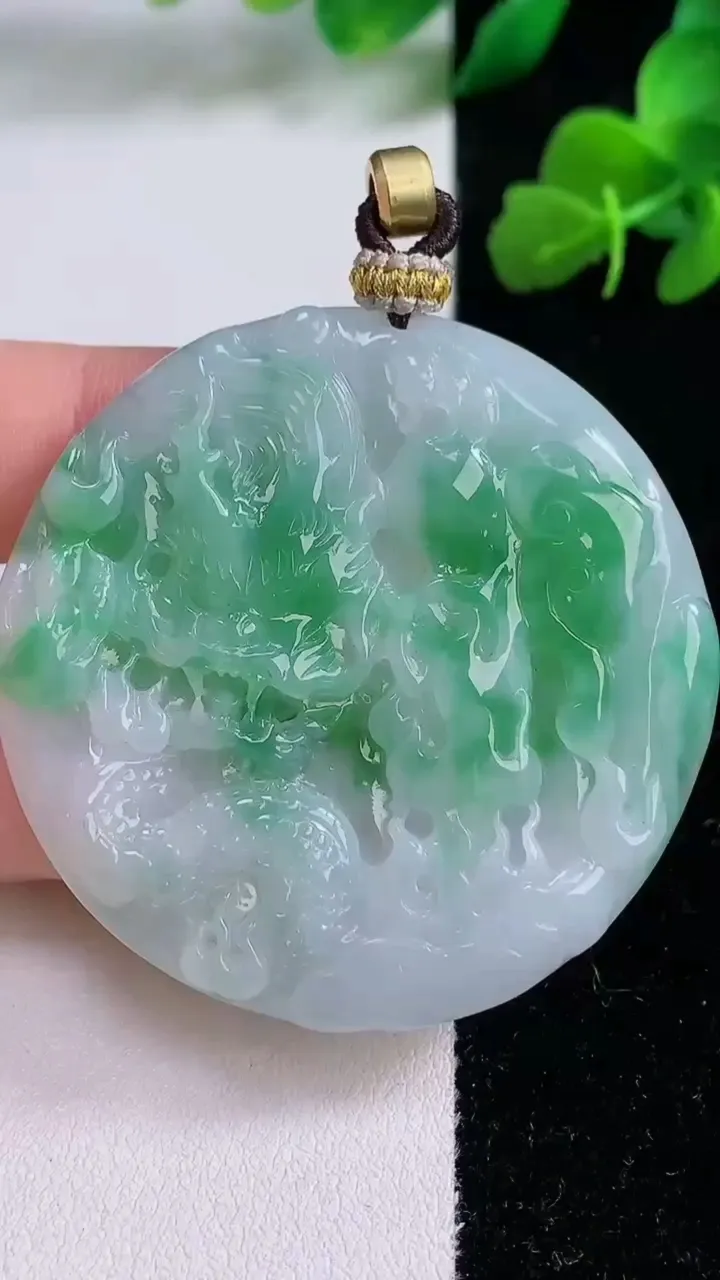 天然A货翡翠龙牌吊坠，尺寸49.2-5.5，重量:20.81g
12月8日