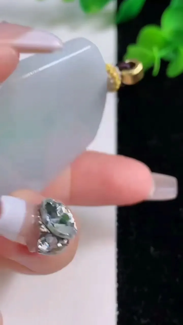 天然A货翡翠无事牌吊坠，尺寸55-44-5.3，重量:35.51g
12月8日