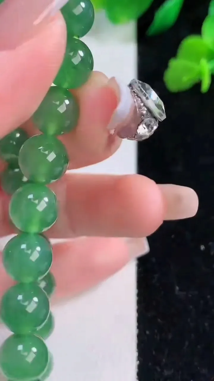 天然A货翡翠圆珠手串，尺寸8.4-23颗，重量:23.16g12月8日
工厂直销收藏佳品,种好水足，色泽均匀，有种有色，上手高大气！