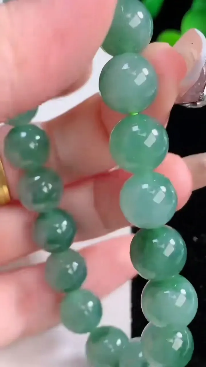 天然A货翡翠飘花圆珠手串，尺寸9.8-19颗，重量:32.25g12月8日
工厂直销收藏佳品,种好水足，色泽均匀，有种有色，上手高大气！