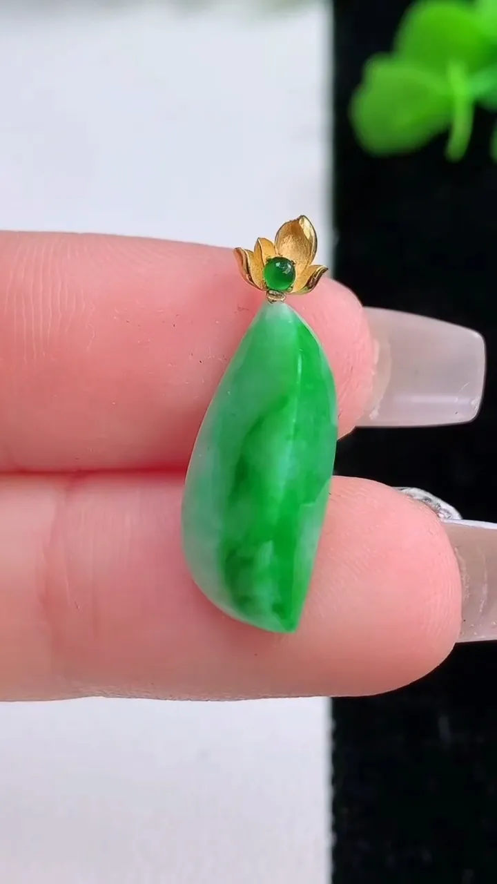 天然A货翡翠随形吊坠，尺寸18.2-8.2-5.7，重量:1.53g
12月8日