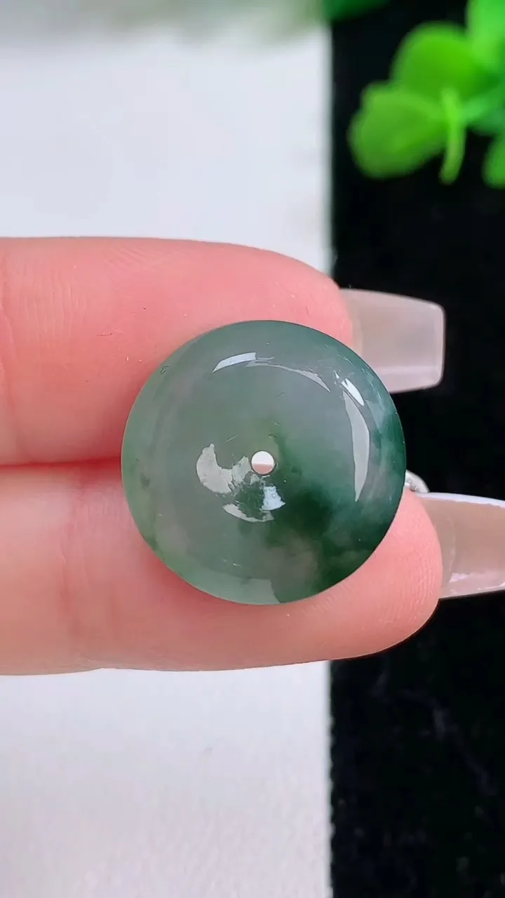 天然A货翡翠冰种飘花平安扣吊坠，尺寸18-6，重量:4.32g
12月8日