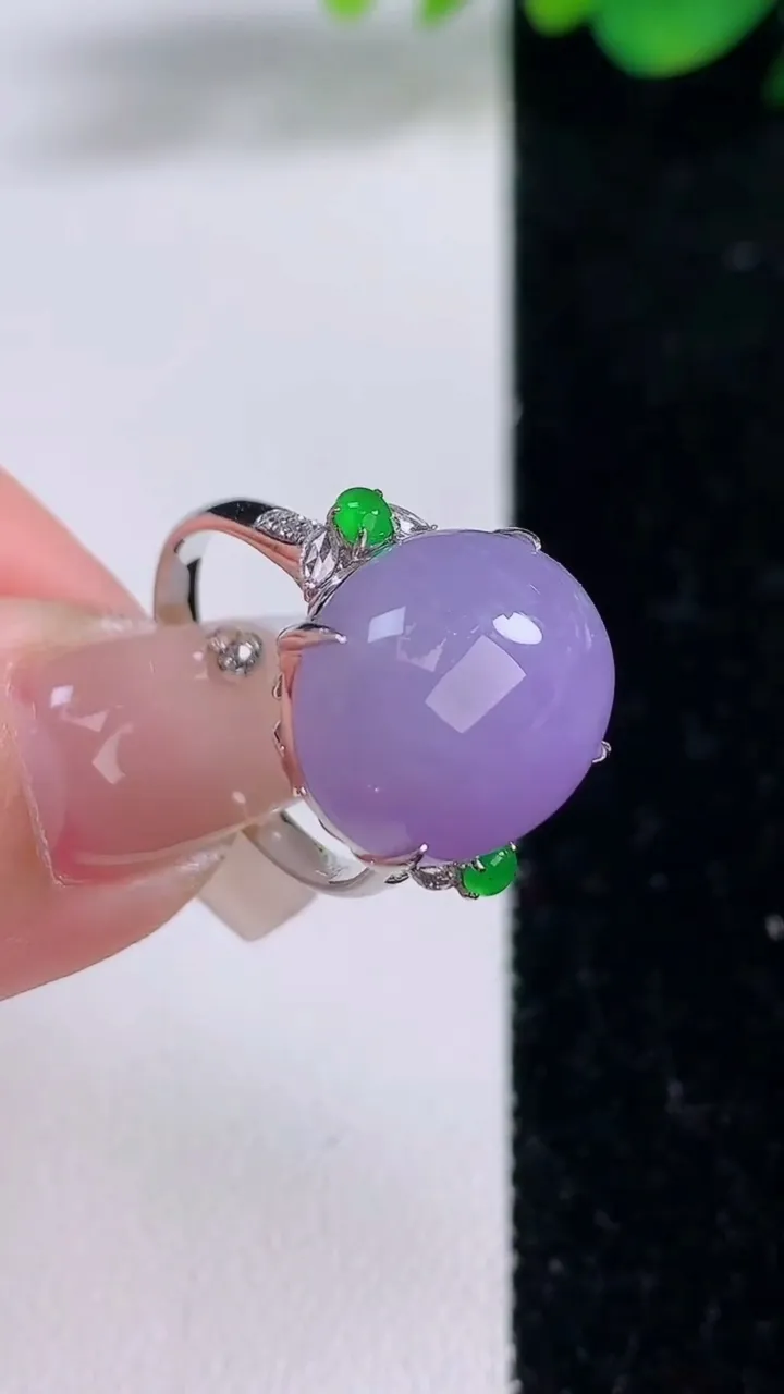 天然A货翡翠18K金紫罗兰蛋面戒指，尺寸18-15.8-13.2-10.4，重量:5.86g2025年12月8日
工厂直销收藏佳品,种好水足，色泽均匀，有种有色，上手高大气！
