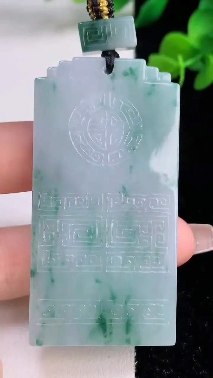 天然A货翡翠飘花仿古无事牌吊坠，尺寸61.2-30.6-6，重量:38.58g
12月8日