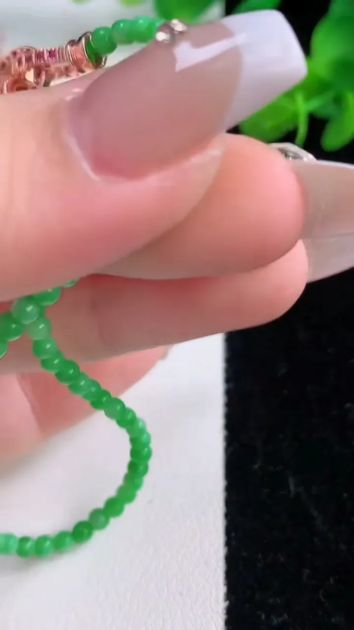 天然A货翡翠小米珠手串，尺寸2.5-65颗，重量:3.88g12月8日
工厂直销收藏佳品,种好水足，色泽均匀，有种有色，上手高大气！