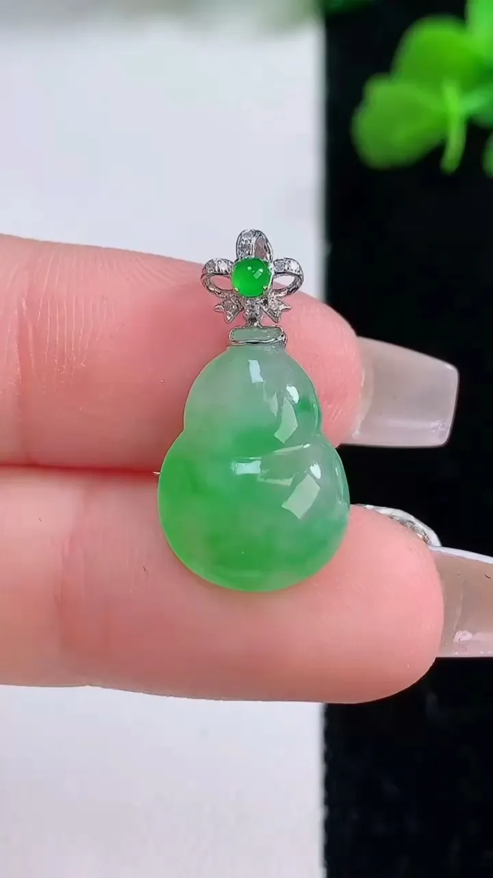 天然A货翡翠葫芦吊坠，尺寸16-12-4.8，重量:1.78g
12月8日