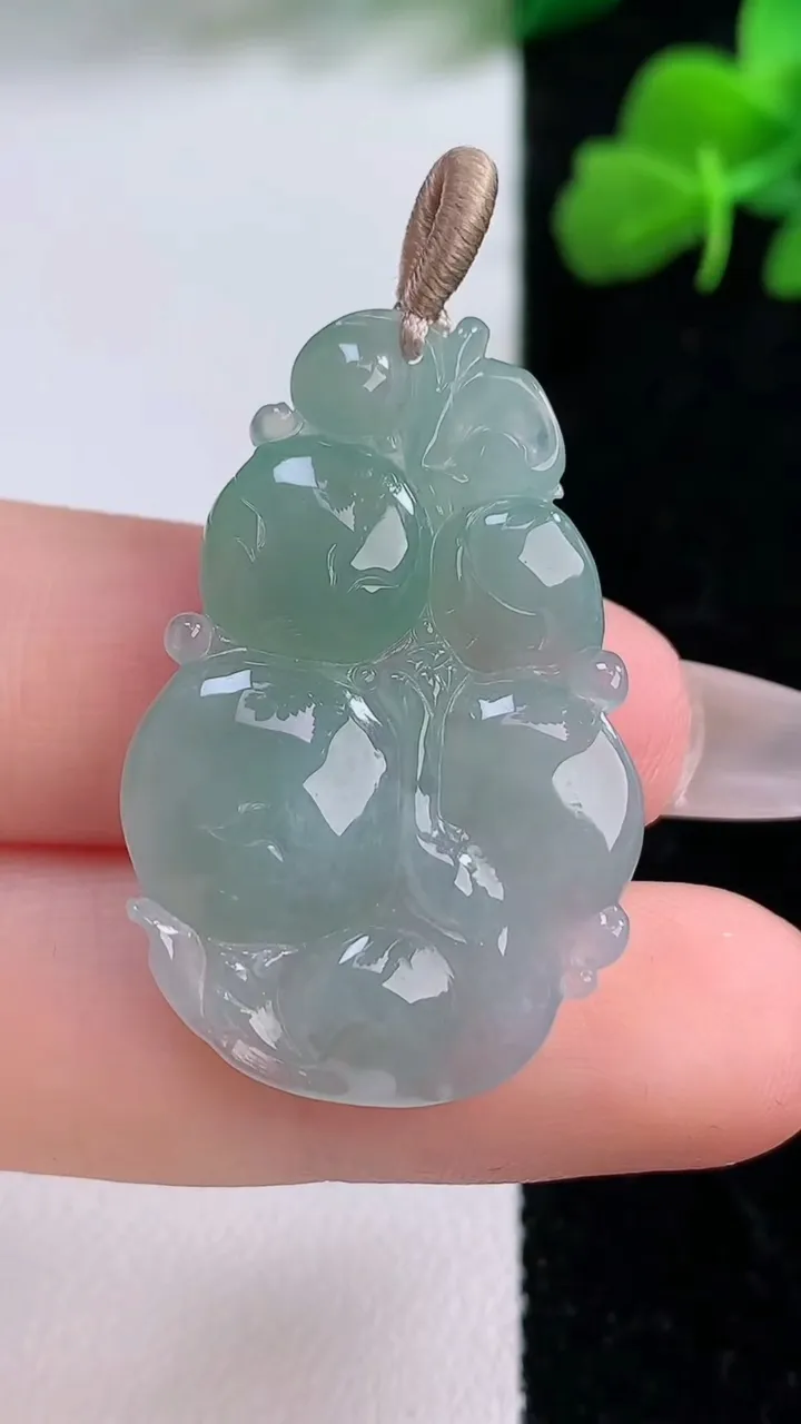 天然A货翡翠生肖猴吊坠，尺寸34.6-22.3-5.8，重量:6.63g
12月8日