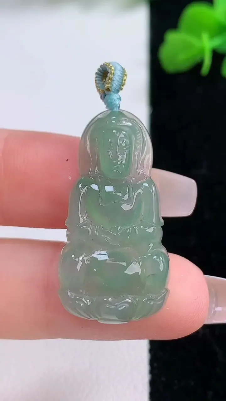 天然A货翡翠观音菩萨吊坠，尺寸30.8-16.2-3.9，重量:3.70g
12月8日