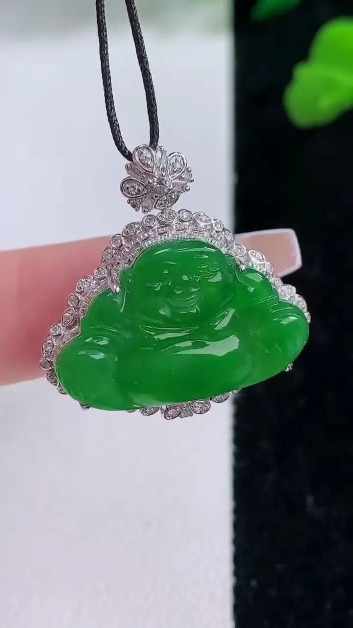 天然A货翡翠佛公吊坠，尺寸27.5-27-7.3，裸石17.2-24重量:3.44g
12月8日