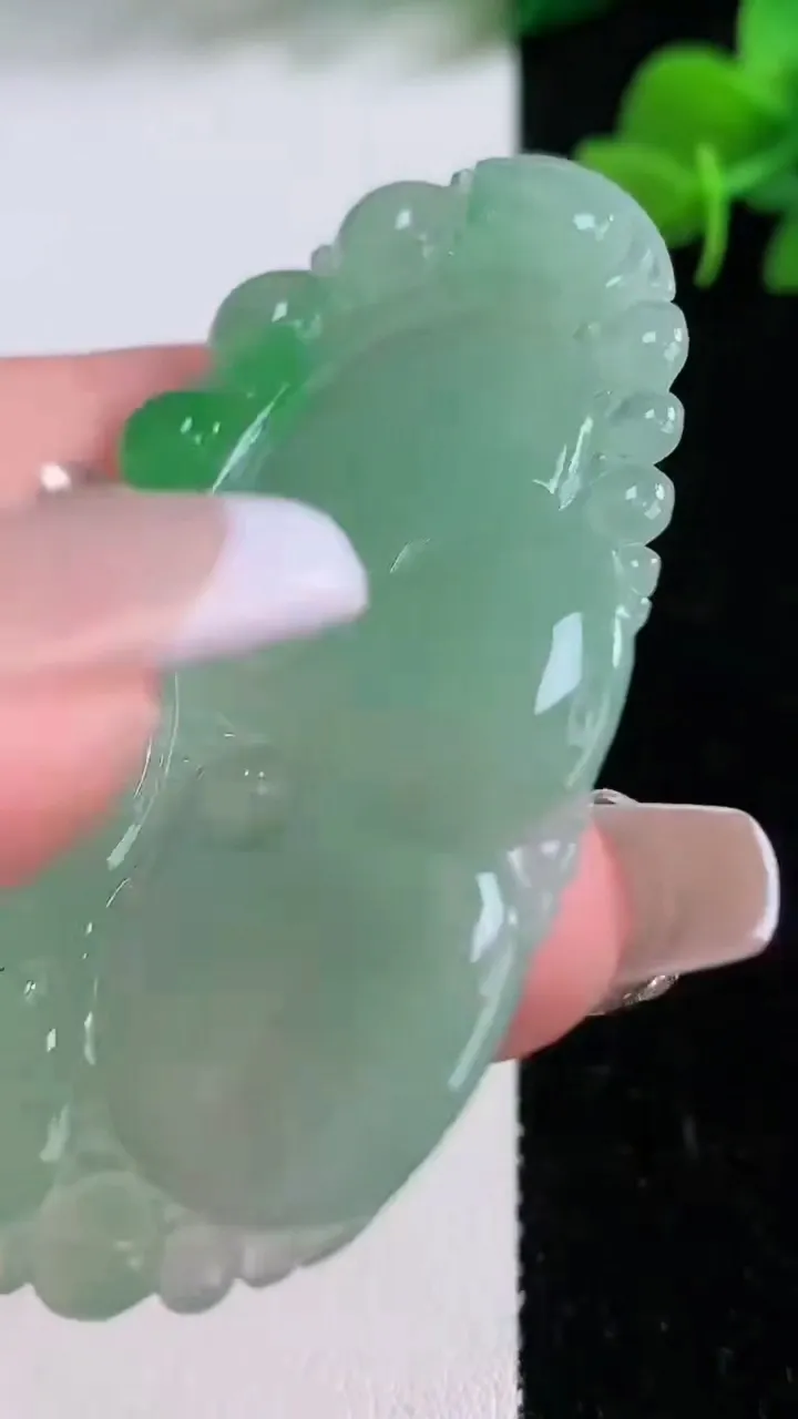 天然A货翡翠如意吊坠，尺寸58.7-36.3-3，重量:13.28g
12月8日