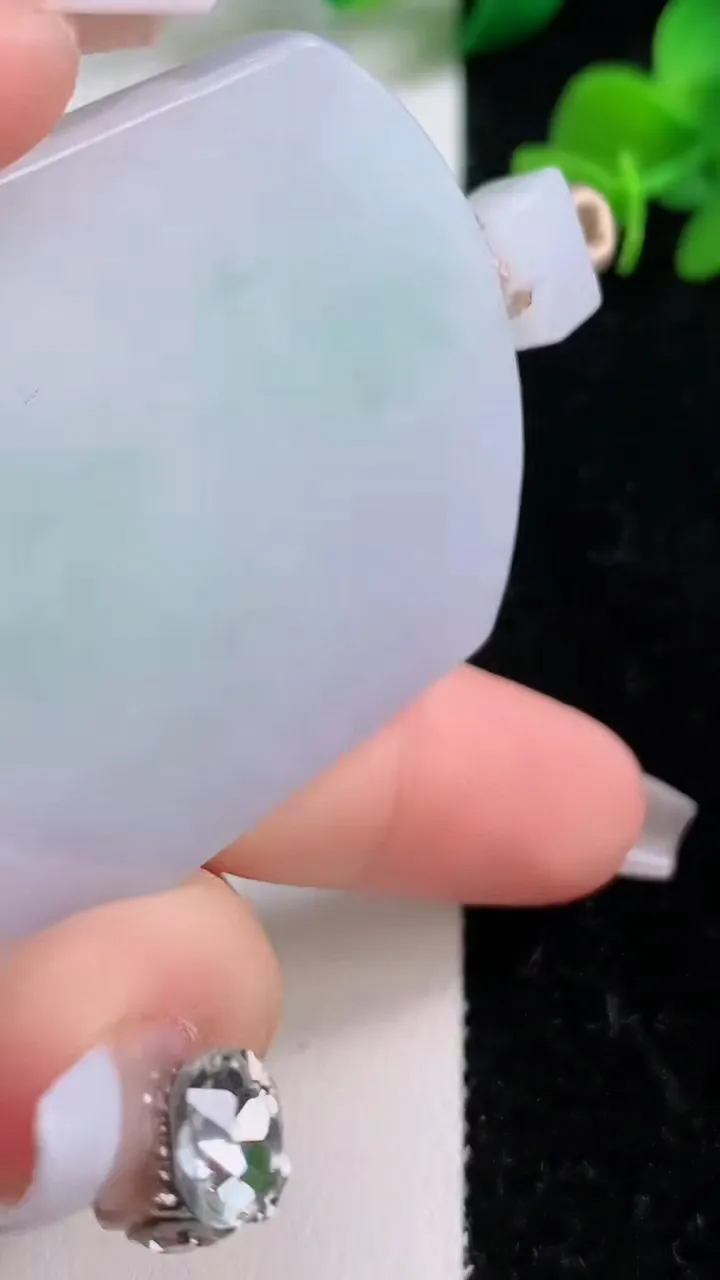 天然A货翡翠无事牌吊坠，尺寸54.6-40.2-5.9，重量:39.65g
12月8日