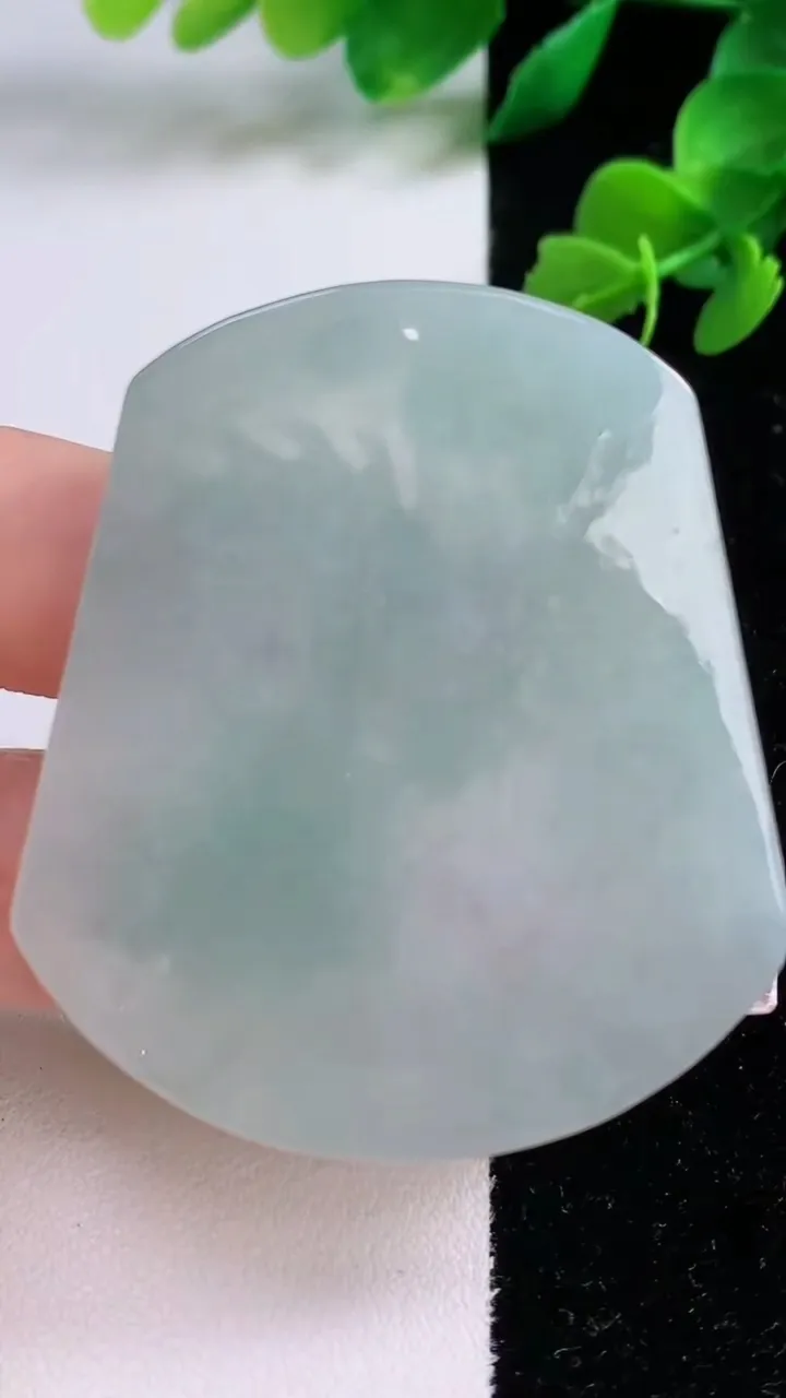 天然A货翡翠龙牌吊坠，尺寸52.8-47-4.3，重量:20.67g
12月8日