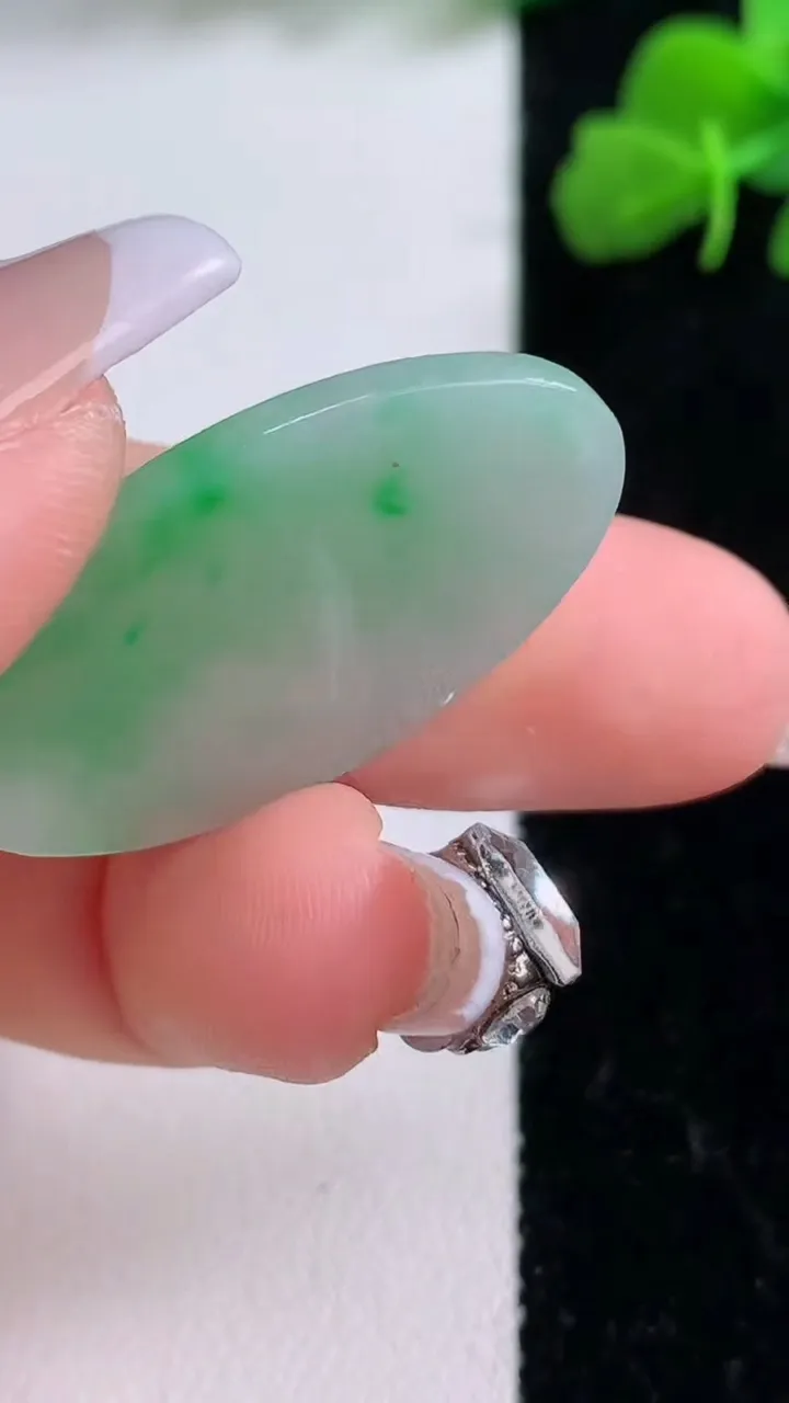 天然A货翡翠无事牌吊坠，尺寸52.6-17.7-3.2，重量:4.54g
12月8日