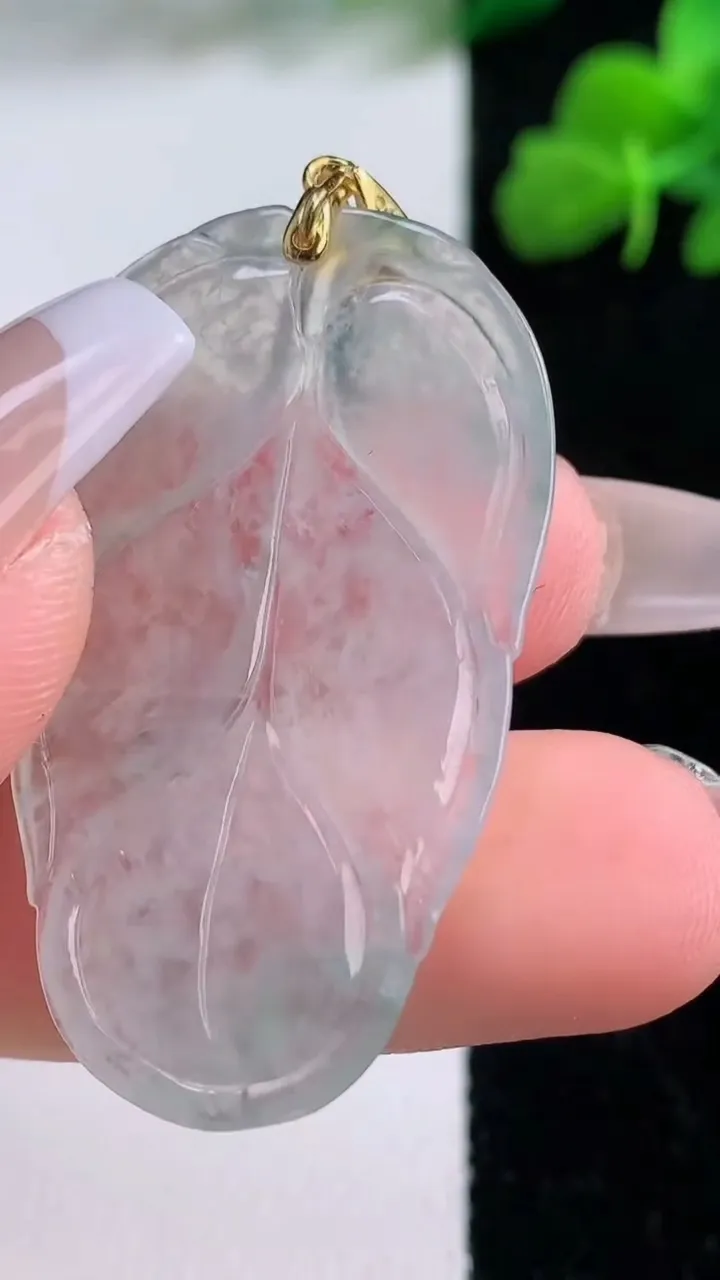 天然A货翡翠金枝玉叶 叶子吊坠，尺寸39-23-2.6，重量:5.68g
12月8日