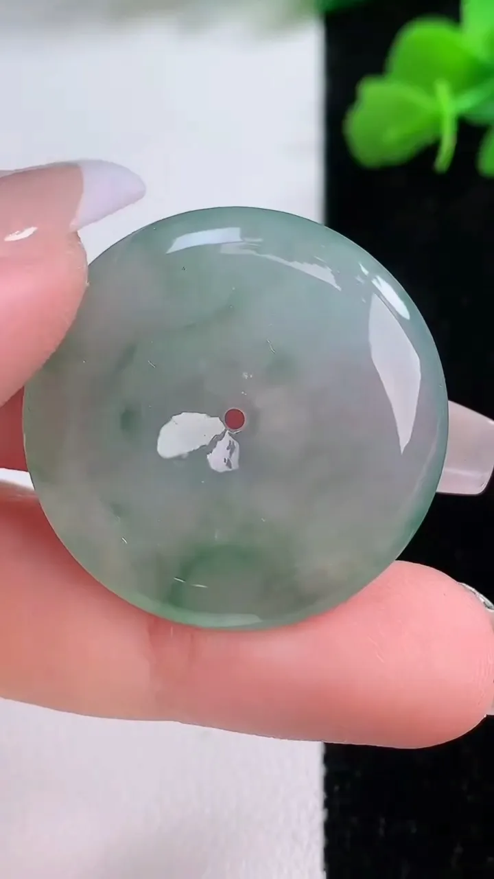 天然A货翡翠冰种飘花平安扣吊坠，尺寸29.8-5.7，重量:10.21g
12月8日