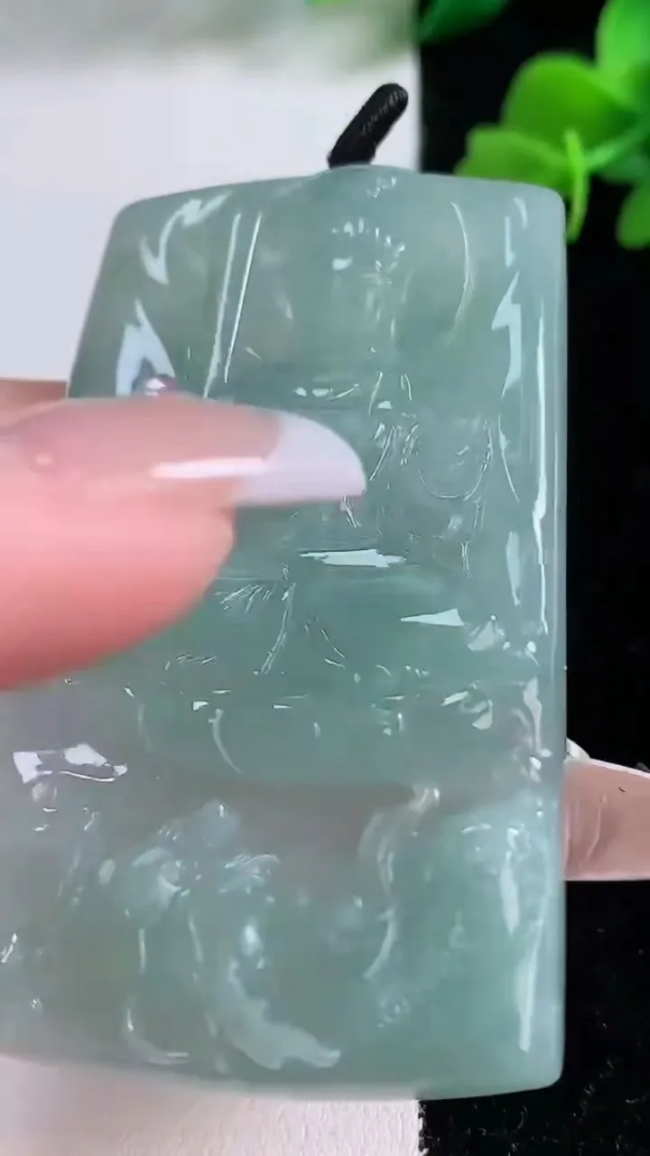 天然A货翡翠祥龙不动明王吊坠，尺寸61.2-38-5.6，重量:31.73g
12月8日