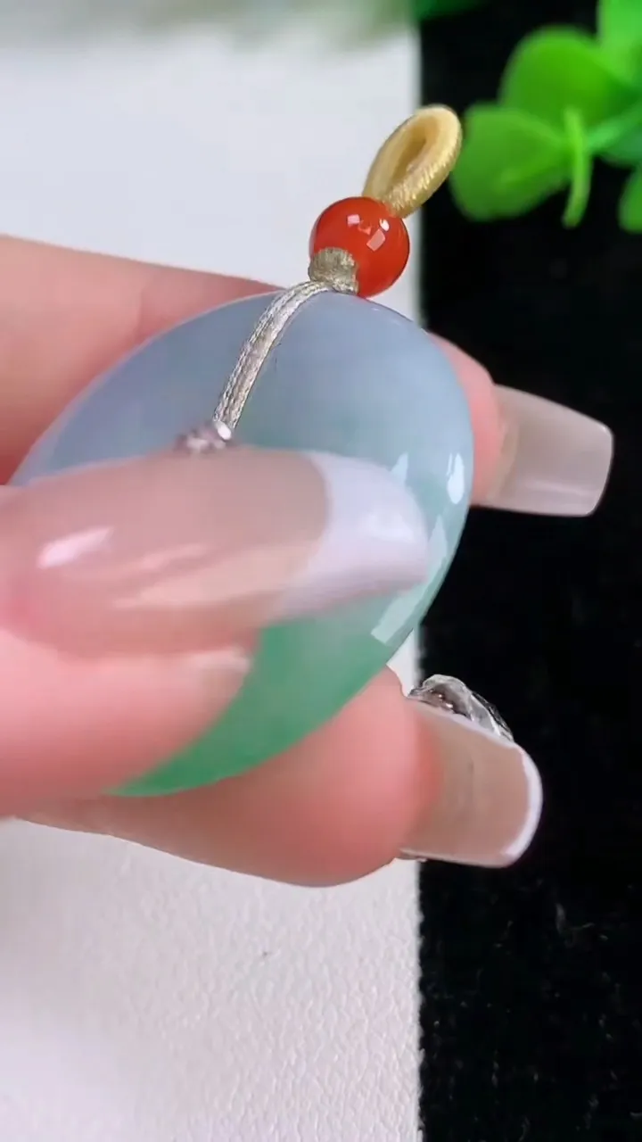 天然A货翡翠平安扣吊坠，尺寸31.6-6.2，重量:13.64g
12月8日