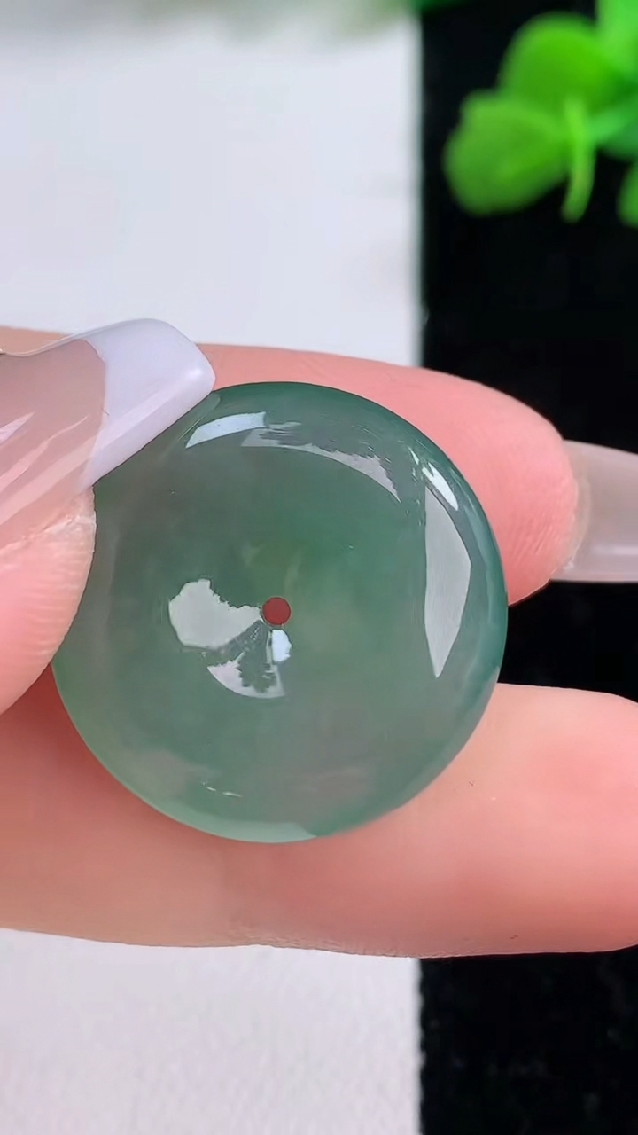 天然A货翡翠平安扣吊坠，尺寸22.5-5.6，重量:6.34g
12月8日