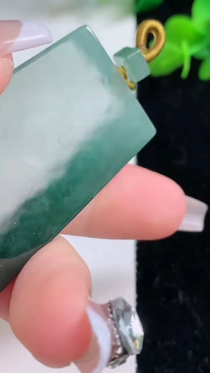 天然A货翡翠飘花无事牌吊坠，尺寸48-28-5，重量:22.97g
12月8日