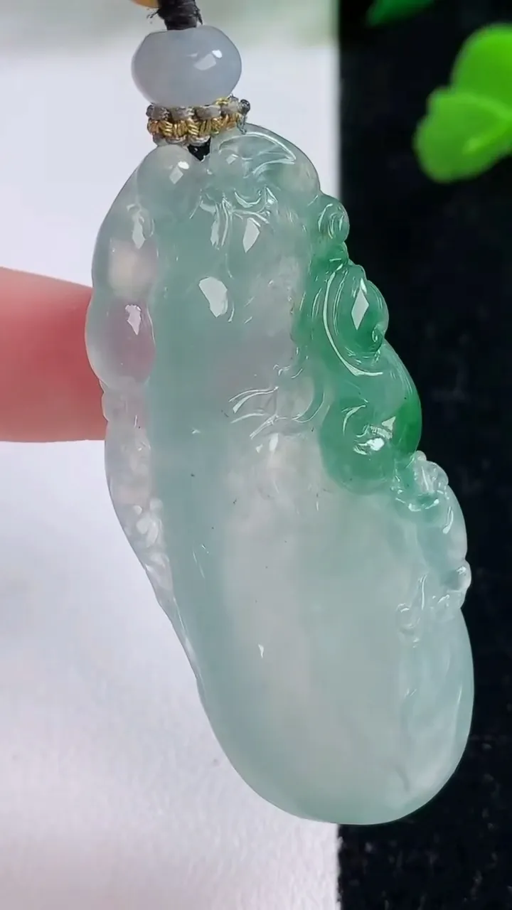 天然A货翡翠种飘花福瓜吊坠，尺寸52-20.5-10.3，重量:24.65g
12月8日