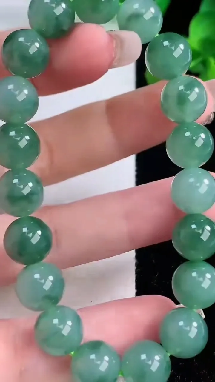 天然A货翡翠飘花圆珠手串，尺寸9.8-19颗，重量:32.25g12月8日
工厂直销收藏佳品,种好水足，色泽均匀，有种有色，上手高大气！