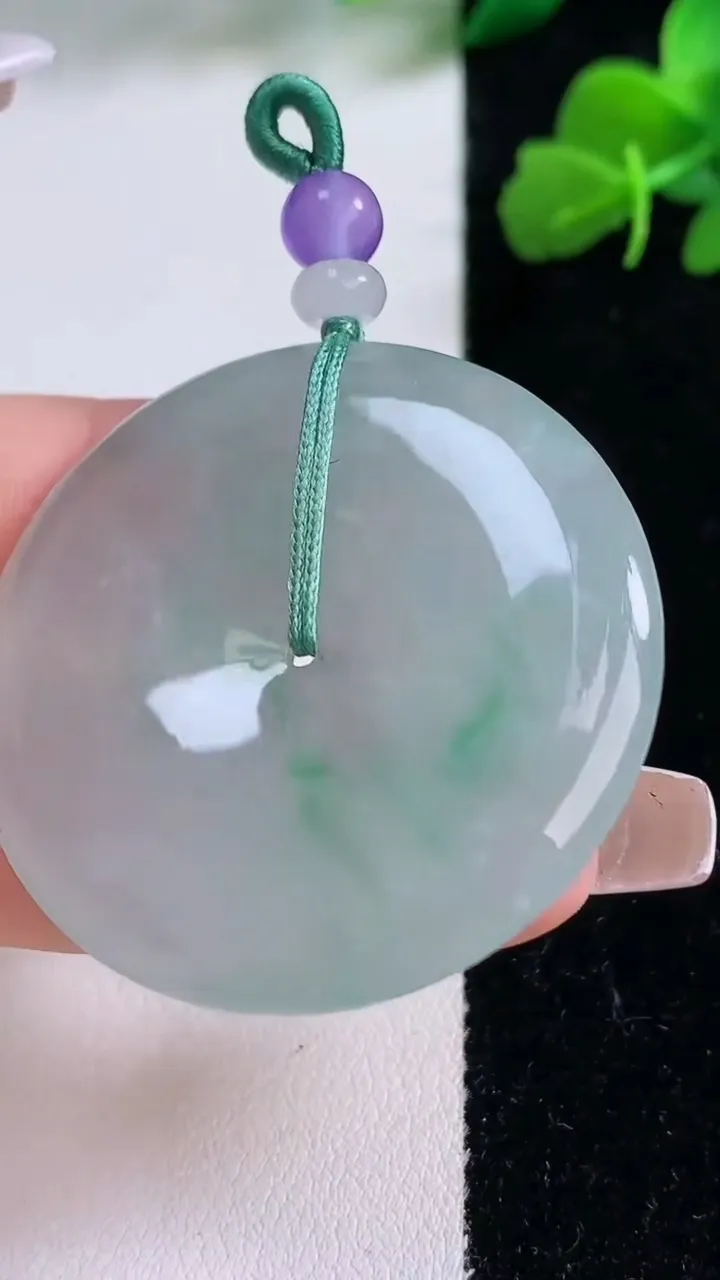 天然A货翡翠平安扣吊坠，尺寸39.7-5.4，重量:19.61g
12月8日