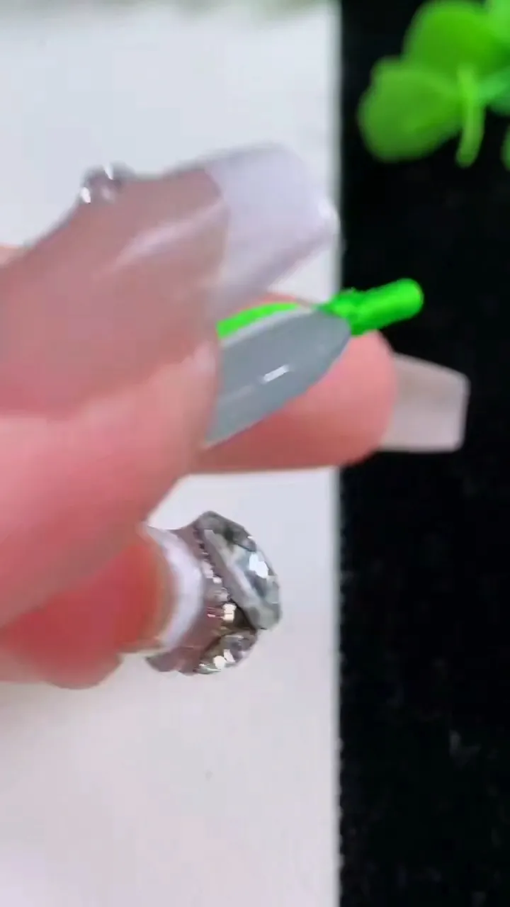 天然A货翡翠冰种飘花平安扣吊坠，尺寸31.3-5，重量:10.82g
12月8日