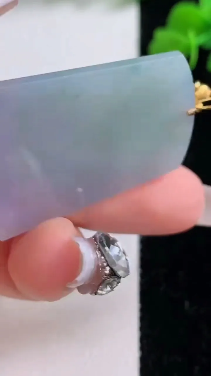 天然A货翡翠18K金紫罗兰无事牌吊坠，尺寸38.3-26.7-3.6，重量:10.90g
12月8日