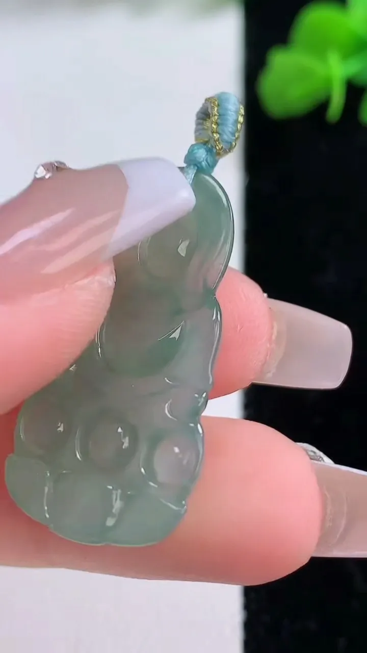 天然A货翡翠观音菩萨吊坠，尺寸30.8-16.2-3.9，重量:3.70g
12月8日