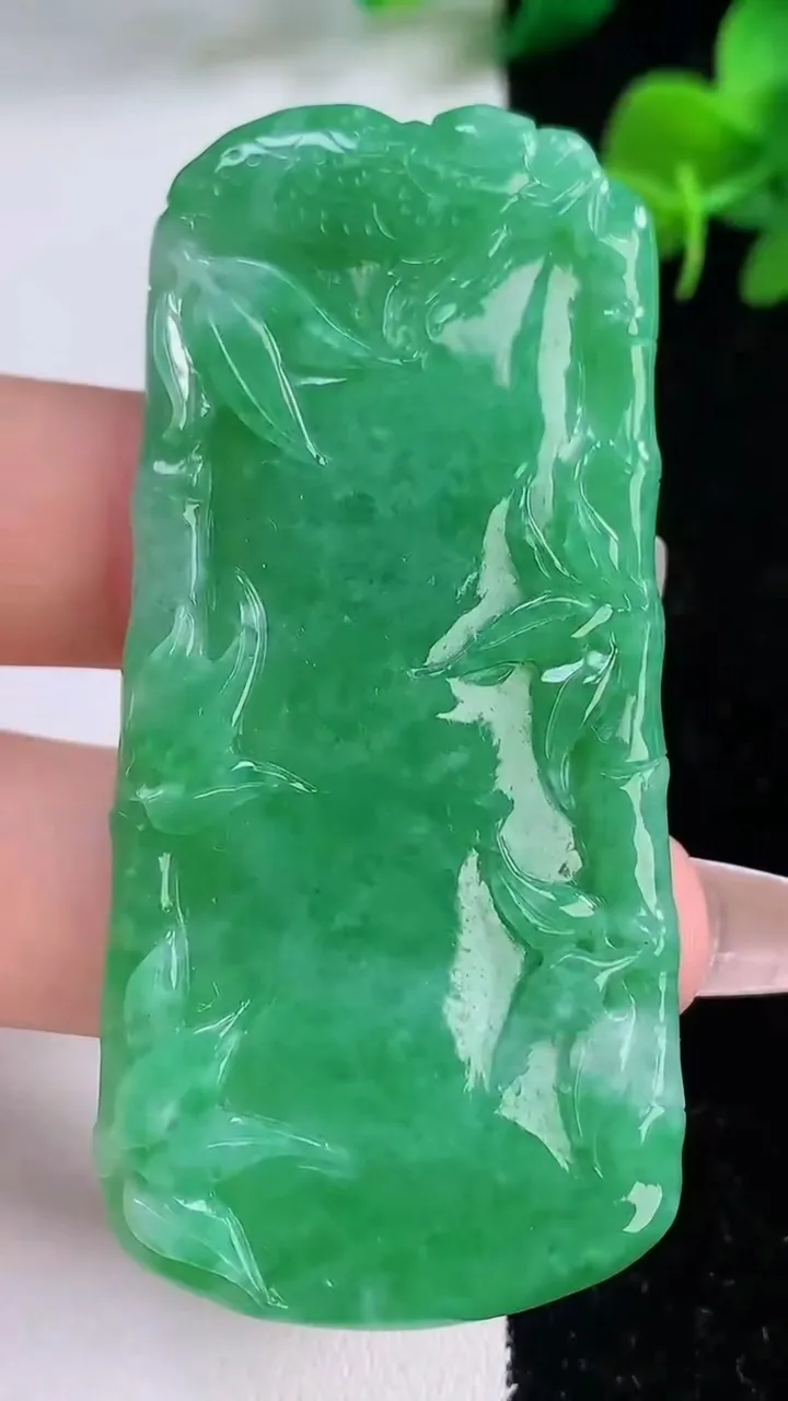天然A货翡翠节节高升竹节吊坠，尺寸62.2-28.8-5，重量:21.96g
12月8日