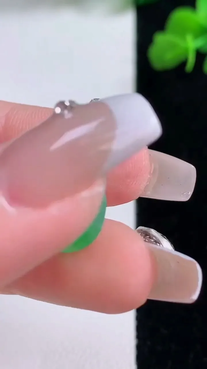 天然A货翡翠葫芦吊坠，尺寸16-12-4.8，重量:1.78g
12月8日