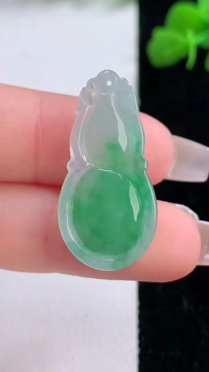 天然A货翡翠葫芦吊坠，尺寸29.6-5.4-2.8，重量:5.40g
12月8日