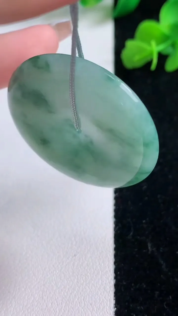 天然A货翡翠飘花平安扣吊坠，尺寸37.2-5.6，重量:18.07g
12月8日