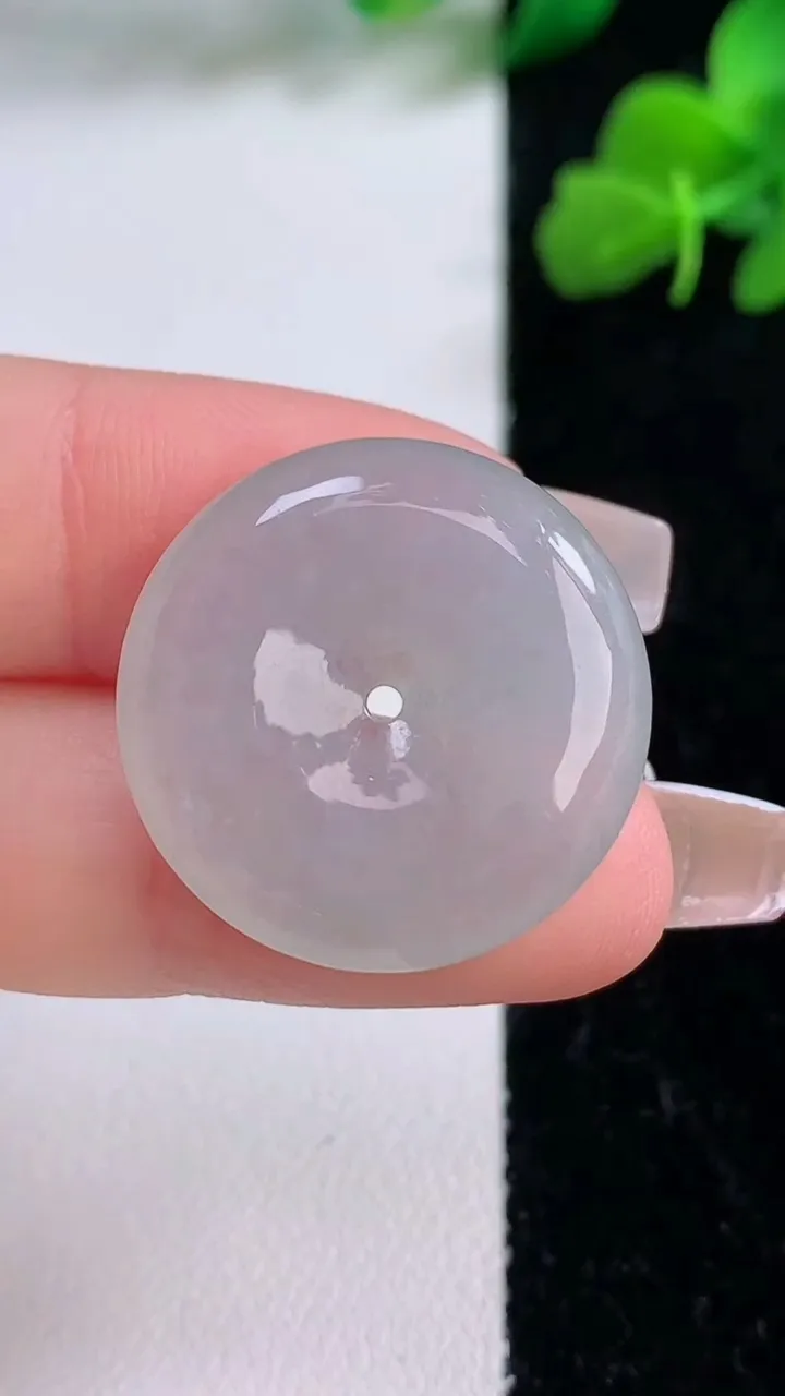 天然A货翡翠平安扣吊坠，尺寸24-5.4，重量:6.99g
12月8日