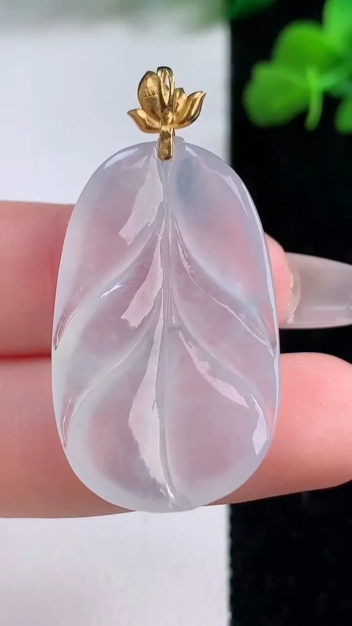 天然A货翡翠种白冰金枝玉叶 叶子吊坠，尺寸32.4-20-4.8，重量:6.78g
12月8日