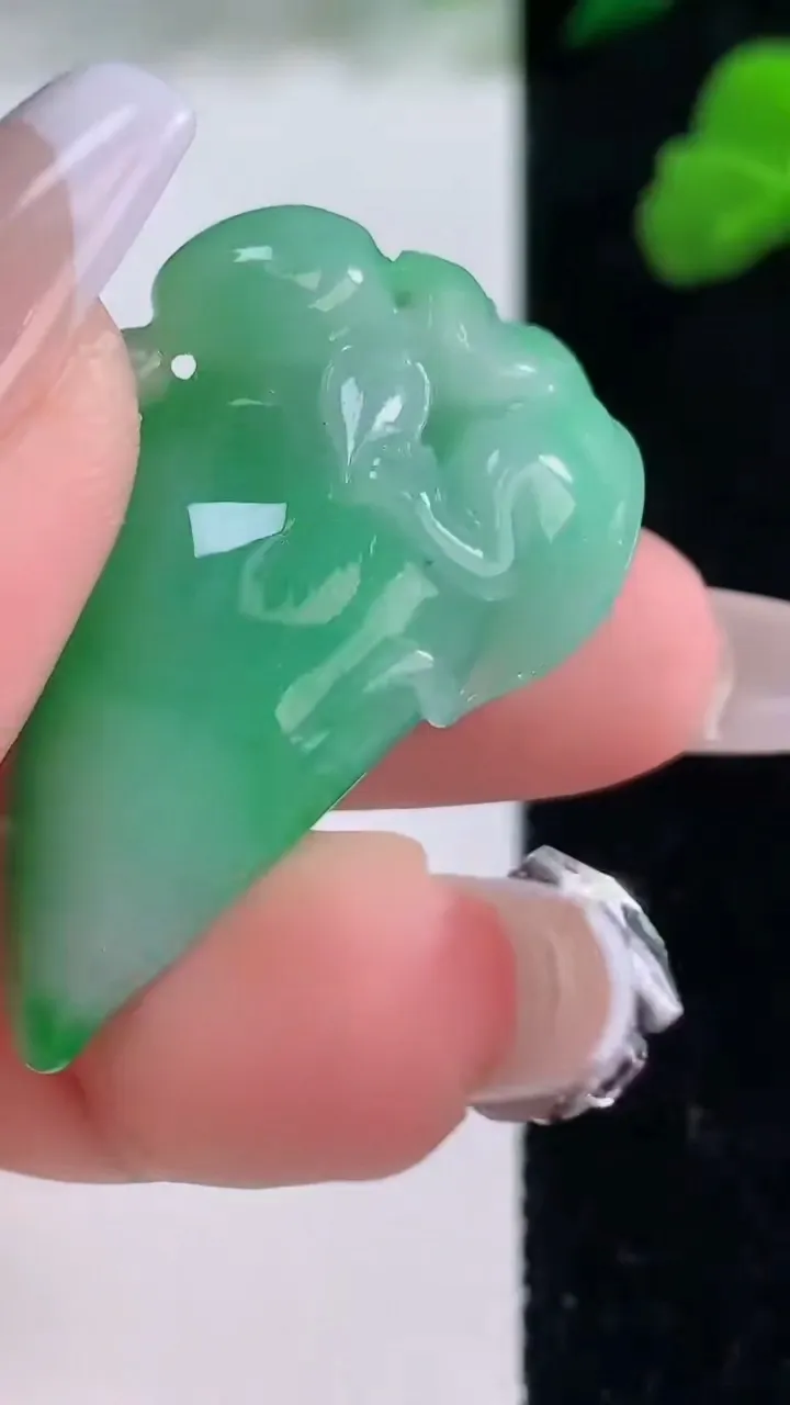 天然A货翡翠福瓜吊坠，尺寸36.2-20.3-13.2，重量:13.46g
12月8日