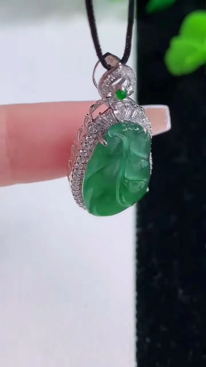 天然A货翡翠金枝玉叶 叶子吊坠，尺寸32-14-6.2，裸石20.8-11.8重量:3.11g
12月8日